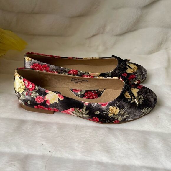 Masseys multi color fabric floral prints slip on flats black bow accent SZ11M - Picture 2 of 7